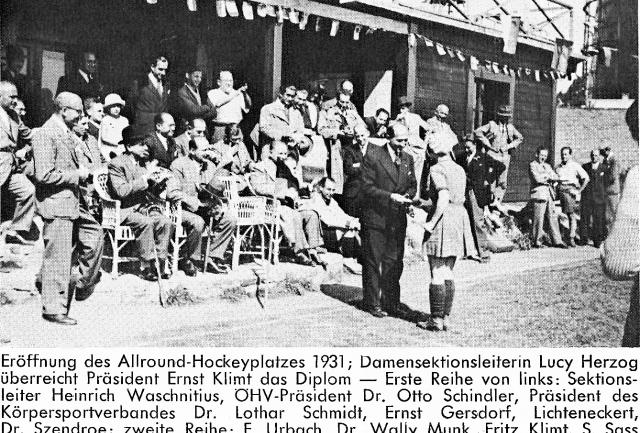 Eröffnung des Allround-Hockeyplatzes 1931: Damensektionsleiterin Lucy Herzog überreicht Präsident Ernst Klimt das Diplom.
